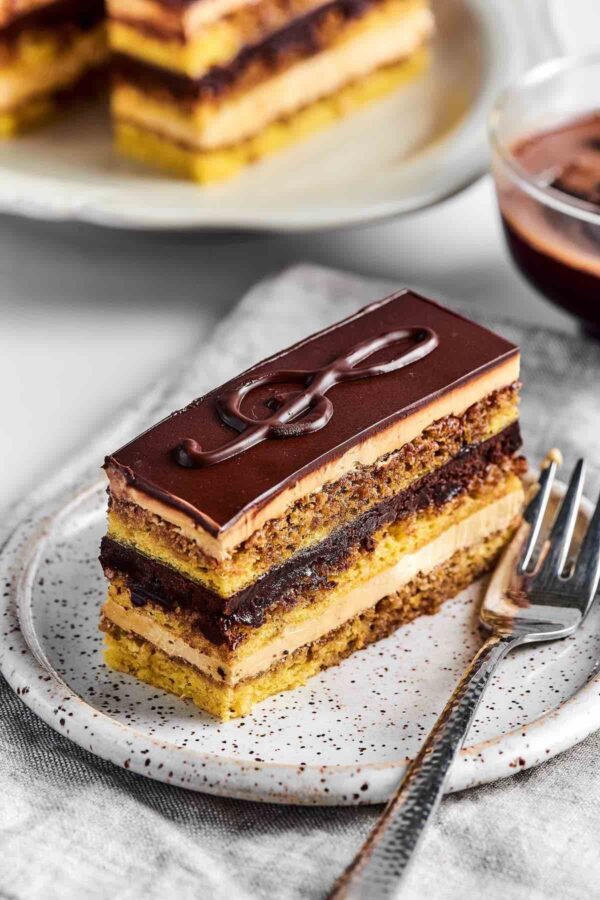 Opera Cake – Bánh opera Pháp sang trọng, hòa quyện cà phê và socola - Ảnh 6