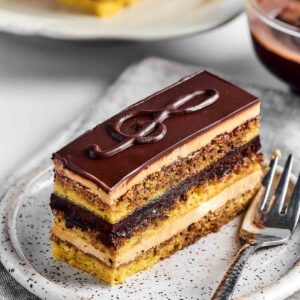 Opera Cake – Bánh opera Pháp sang trọng, hòa quyện cà phê và socola
