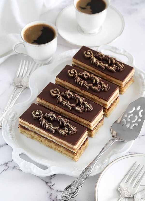 Opera Cake – Bánh opera Pháp sang trọng, hòa quyện cà phê và socola - Ảnh 2