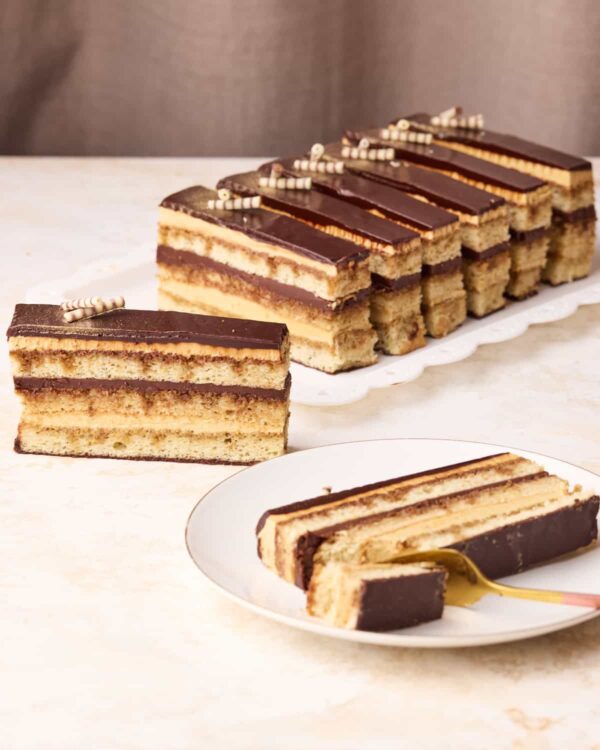 Opera Cake – Bánh opera Pháp sang trọng, hòa quyện cà phê và socola - Ảnh 4
